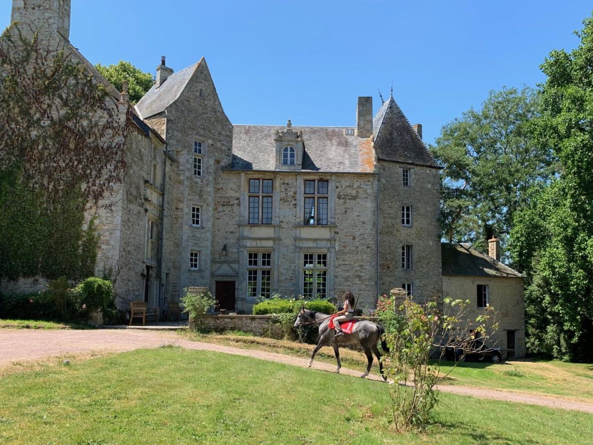 Chateau De Bernesq Exterior photo
